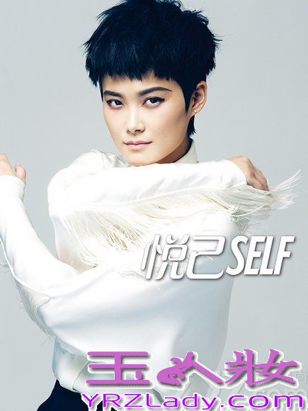 1984年3月10日出生于四川成都的李宇春，于2005年参加“超级女声”比赛荣获冠军，由于其独特的个人魅力成为中国内地炙手可热的歌手，近年来更是享誉国际星途坦荡，被称为内地的“舞蹈皇后”，李宇春成就了乐坛奇迹的同时也证明了中国偶像的世界影响力，今天就让我们看看李宇春的时尚写真大片，解析她独特的春式魅力！