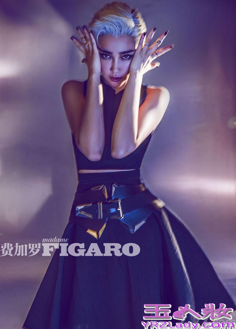 近日，李冰冰为《费加罗》5月刊拍摄了一组封面大片，在照片中，李冰冰化身魔幻主义战士，银发金衣，造型十分另类夸张，犀利的短发配上个性的服装搭配，
让整组大片充满科幻色彩，魅力十足。