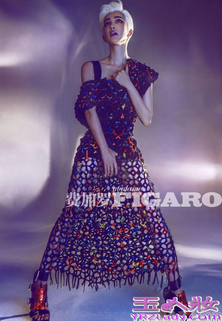 近日，李冰冰为《费加罗》5月刊拍摄了一组封面大片，在照片中，李冰冰化身魔幻主义战士，银发金衣，造型十分另类夸张，犀利的短发配上个性的服装搭配，
让整组大片充满科幻色彩，魅力十足。