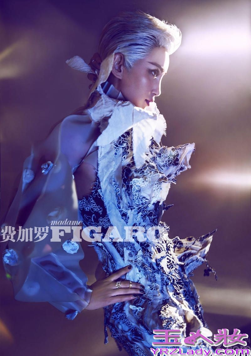 近日，李冰冰为《费加罗》5月刊拍摄了一组封面大片，在照片中，李冰冰化身魔幻主义战士，银发金衣，造型十分另类夸张，犀利的短发配上个性的服装搭配，
让整组大片充满科幻色彩，魅力十足。