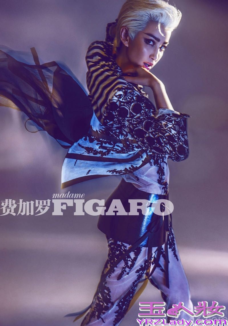 近日，李冰冰为《费加罗》5月刊拍摄了一组封面大片，在照片中，李冰冰化身魔幻主义战士，银发金衣，造型十分另类夸张，犀利的短发配上个性的服装搭配，
让整组大片充满科幻色彩，魅力十足。