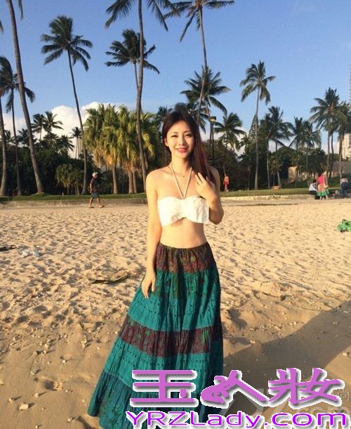 近日性感大美女柳岩，趁着假期外出海边度假，在度假期间狂拍美照并上传至微博与众网友分享，从照片中可以明显看出，这位一向以性感示人的美人在这次度假中，一反常态收起了性感，穿着“藏胸”比基尼，只见蛮腰不见“胸”，秀出小蛮腰低头扮演妩媚女神！