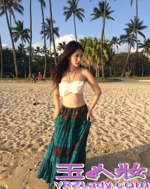 近日性感大美女柳岩，趁着假期外出海边度假，在度假期间狂拍美照并上传至微博与众网友分享，从照片中可以明显看出，这位一向以性感示人的美人在这次度假中，一反常态收起了性感，穿着“藏胸”比基尼，只见蛮腰不见“胸”，秀出小蛮腰低头扮演妩媚女神！