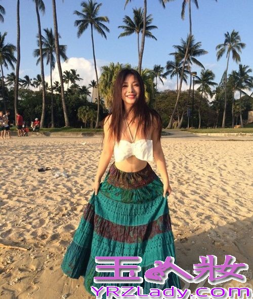 近日性感大美女柳岩，趁着假期外出海边度假，在度假期间狂拍美照并上传至微博与众网友分享，从照片中可以明显看出，这位一向以性感示人的美人在这次度假中，一反常态收起了性感，穿着“藏胸”比基尼，只见蛮腰不见“胸”，秀出小蛮腰低头扮演妩媚女神！