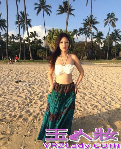 近日性感大美女柳岩，趁着假期外出海边度假，在度假期间狂拍美照并上传至微博与众网友分享，从照片中可以明显看出，这位一向以性感示人的美人在这次度假中，一反常态收起了性感，穿着“藏胸”比基尼，只见蛮腰不见“胸”，秀出小蛮腰低头扮演妩媚女神！