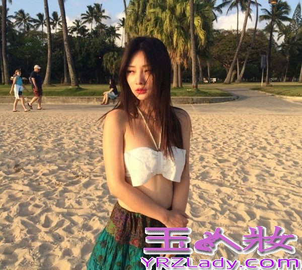 近日性感大美女柳岩，趁着假期外出海边度假，在度假期间狂拍美照并上传至微博与众网友分享，从照片中可以明显看出，这位一向以性感示人的美人在这次度假中，一反常态收起了性感，穿着“藏胸”比基尼，只见蛮腰不见“胸”，秀出小蛮腰低头扮演妩媚女神！