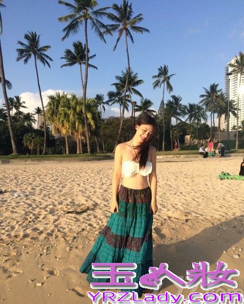 近日性感大美女柳岩，趁着假期外出海边度假，在度假期间狂拍美照并上传至微博与众网友分享，从照片中可以明显看出，这位一向以性感示人的美人在这次度假中，一反常态收起了性感，穿着“藏胸”比基尼，只见蛮腰不见“胸”，秀出小蛮腰低头扮演妩媚女神！