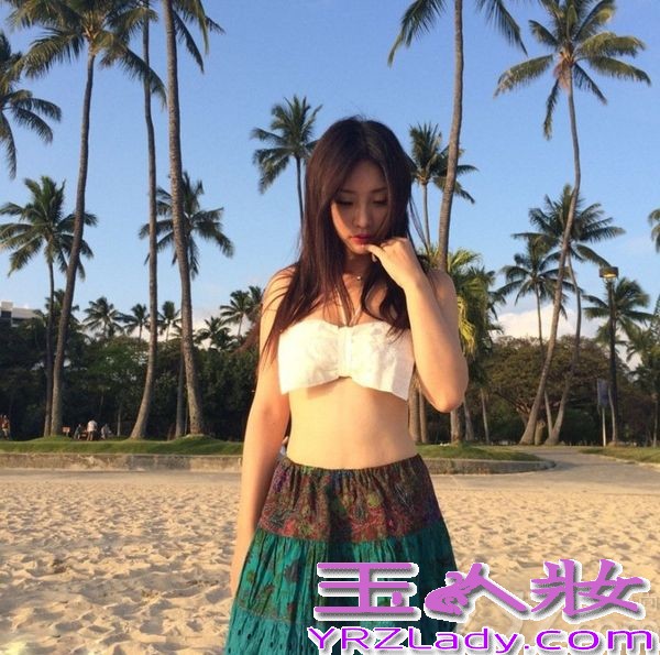 近日性感大美女柳岩，趁着假期外出海边度假，在度假期间狂拍美照并上传至微博与众网友分享，从照片中可以明显看出，这位一向以性感示人的美人在这次度假中，一反常态收起了性感，穿着“藏胸”比基尼，只见蛮腰不见“胸”，秀出小蛮腰低头扮演妩媚女神！