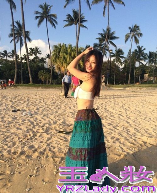 近日性感大美女柳岩，趁着假期外出海边度假，在度假期间狂拍美照并上传至微博与众网友分享，从照片中可以明显看出，这位一向以性感示人的美人在这次度假中，一反常态收起了性感，穿着“藏胸”比基尼，只见蛮腰不见“胸”，秀出小蛮腰低头扮演妩媚女神！