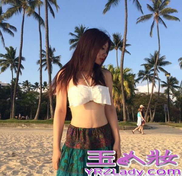 近日性感大美女柳岩，趁着假期外出海边度假，在度假期间狂拍美照并上传至微博与众网友分享，从照片中可以明显看出，这位一向以性感示人的美人在这次度假中，一反常态收起了性感，穿着“藏胸”比基尼，只见蛮腰不见“胸”，秀出小蛮腰低头扮演妩媚女神！