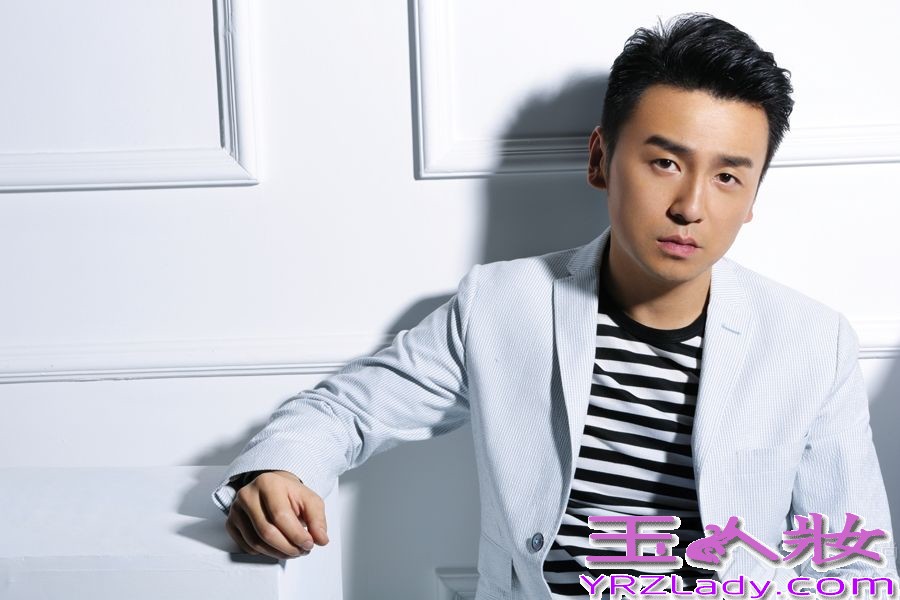 近日，雷佳音拍摄了一组最新雅痞风格写真，整组照片时而霸气，时而深沉，时而诙谐，充分展现了他作为荧幕“轻熟男”代言人的高端品质生活。另据悉，由他主演的英雄大戏《飞哥大英雄》日前正在卫视热播，剧中雷佳音继《黄金大劫案》之后，再次饰演了“痞子英雄”的角色。