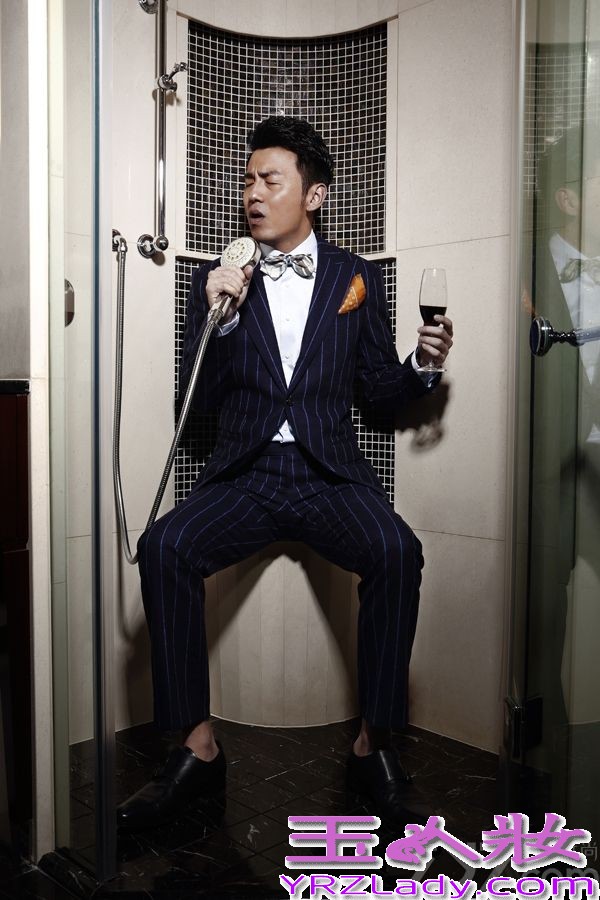 近日，雷佳音拍摄了一组最新雅痞风格写真，整组照片时而霸气，时而深沉，时而诙谐，充分展现了他作为荧幕“轻熟男”代言人的高端品质生活。另据悉，由他主演的英雄大戏《飞哥大英雄》日前正在卫视热播，剧中雷佳音继《黄金大劫案》之后，再次饰演了“痞子英雄”的角色。