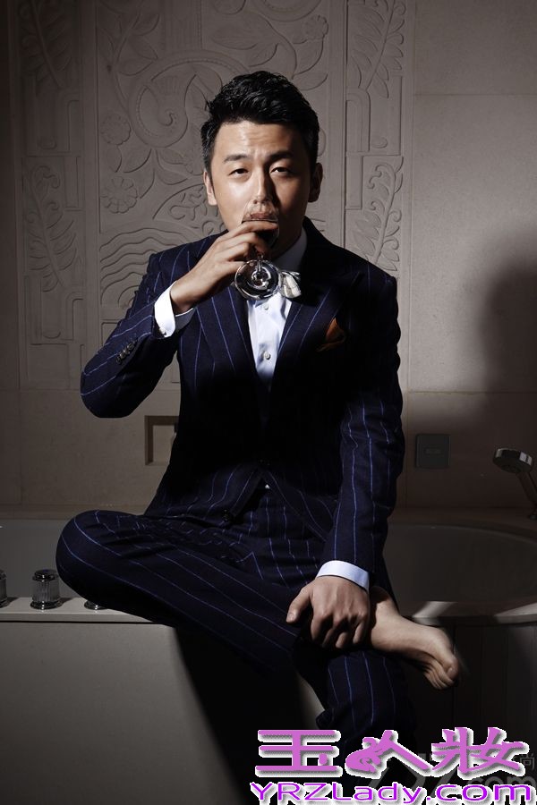 近日，雷佳音拍摄了一组最新雅痞风格写真，整组照片时而霸气，时而深沉，时而诙谐，充分展现了他作为荧幕“轻熟男”代言人的高端品质生活。另据悉，由他主演的英雄大戏《飞哥大英雄》日前正在卫视热播，剧中雷佳音继《黄金大劫案》之后，再次饰演了“痞子英雄”的角色。