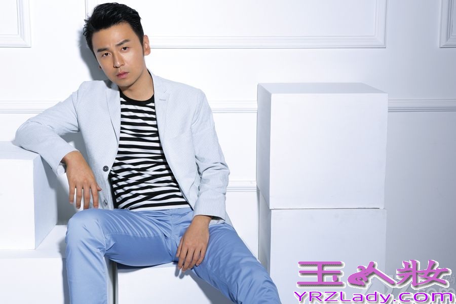 近日，雷佳音拍摄了一组最新雅痞风格写真，整组照片时而霸气，时而深沉，时而诙谐，充分展现了他作为荧幕“轻熟男”代言人的高端品质生活。另据悉，由他主演的英雄大戏《飞哥大英雄》日前正在卫视热播，剧中雷佳音继《黄金大劫案》之后，再次饰演了“痞子英雄”的角色。