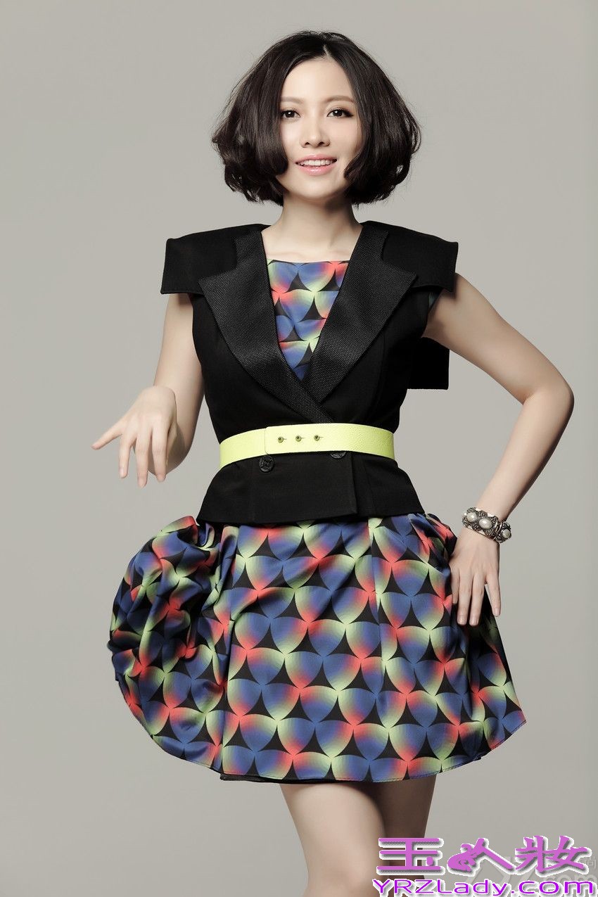 华谊音乐旗下当红歌手、华语乐坛顶级唱将姚贝娜，2013年末推出的全新唱片《1/2的我》已于市场热卖许久，并成绩喜人。作为姚贝娜全新出发后的首张唱片，唱片中全部歌曲都由当今华语乐坛顶级词曲和制作人为其量身打造，整张唱片可谓诚意十足。据悉，27日姚贝娜将现身北京爱琴海购物中心与歌迷见面，分享此张唱片的背后故事。