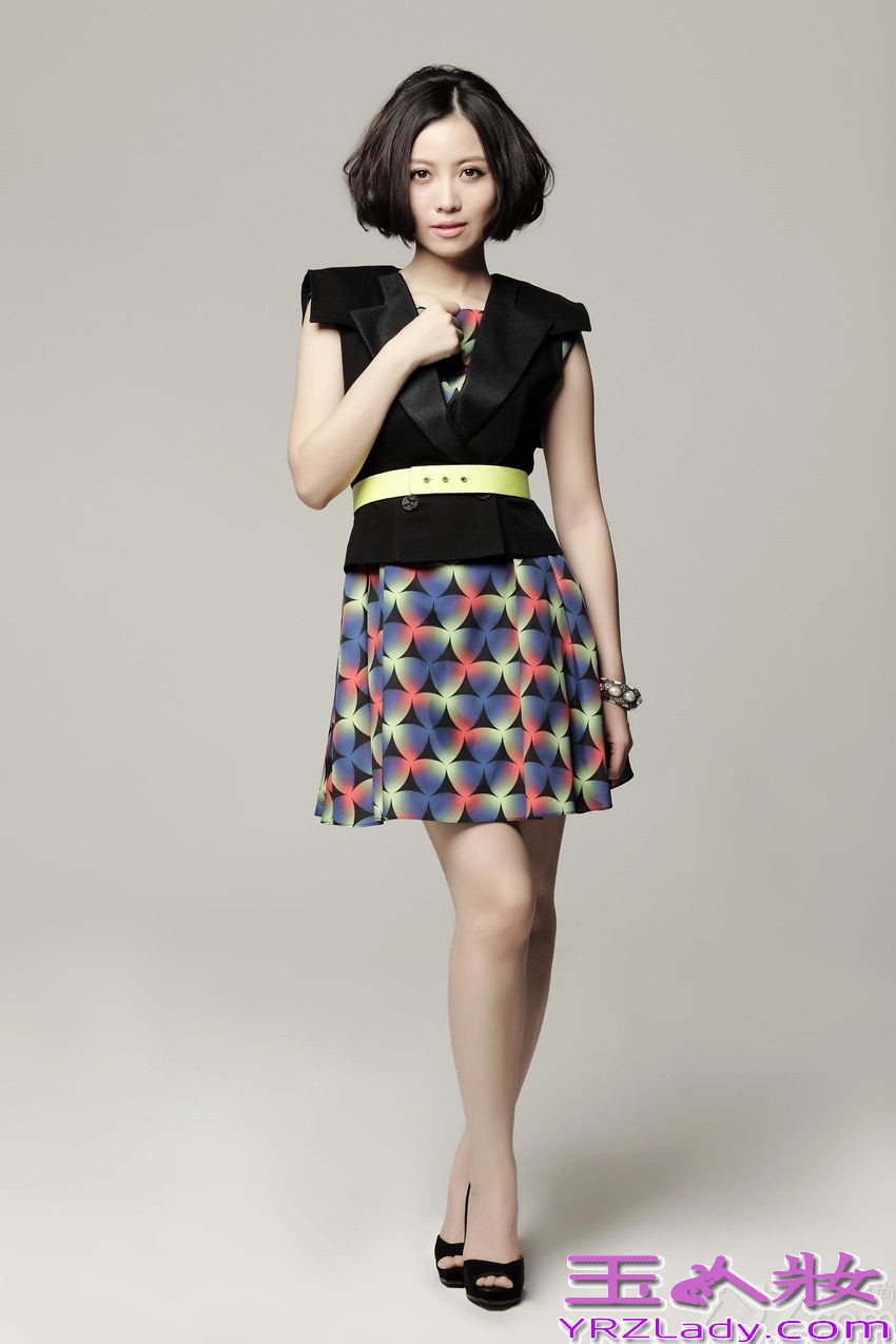 华谊音乐旗下当红歌手、华语乐坛顶级唱将姚贝娜，2013年末推出的全新唱片《1/2的我》已于市场热卖许久，并成绩喜人。作为姚贝娜全新出发后的首张唱片，唱片中全部歌曲都由当今华语乐坛顶级词曲和制作人为其量身打造，整张唱片可谓诚意十足。据悉，27日姚贝娜将现身北京爱琴海购物中心与歌迷见面，分享此张唱片的背后故事。