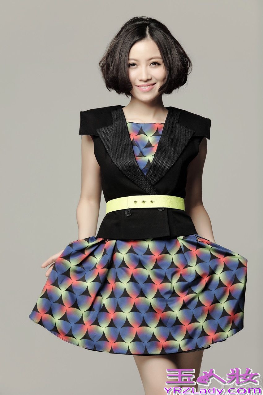 华谊音乐旗下当红歌手、华语乐坛顶级唱将姚贝娜，2013年末推出的全新唱片《1/2的我》已于市场热卖许久，并成绩喜人。作为姚贝娜全新出发后的首张唱片，唱片中全部歌曲都由当今华语乐坛顶级词曲和制作人为其量身打造，整张唱片可谓诚意十足。据悉，27日姚贝娜将现身北京爱琴海购物中心与歌迷见面，分享此张唱片的背后故事。