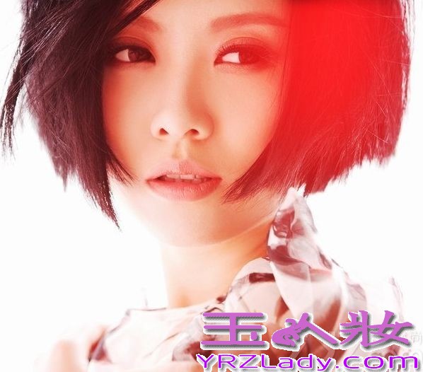 华谊音乐旗下当红歌手、华语乐坛顶级唱将姚贝娜，2013年末推出的全新唱片《1/2的我》已于市场热卖许久，并成绩喜人。作为姚贝娜全新出发后的首张唱片，唱片中全部歌曲都由当今华语乐坛顶级词曲和制作人为其量身打造，整张唱片可谓诚意十足。据悉，27日姚贝娜将现身北京爱琴海购物中心与歌迷见面，分享此张唱片的背后故事。