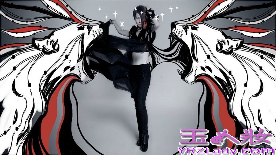 今日，戚薇远赴土耳其拍摄的影音写真书《爱.战》，抢先曝光主题曲《福尔马林》的30秒MV预告，《爱.战》写真书御用造型师viva老师，为戚薇特别定制升级版“战袍”，此番戚哥破茧化身“热血蝴蝶”。本次，戚薇首度挑战花样朋克的摇滚曲风，炙热如火焰的麦克好似武器一般，将“我不怕被弄脏，就怕太平常”的炙烈歌词发挥到淋漓尽致。