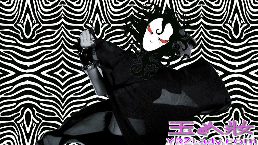 今日，戚薇远赴土耳其拍摄的影音写真书《爱.战》，抢先曝光主题曲《福尔马林》的30秒MV预告，《爱.战》写真书御用造型师viva老师，为戚薇特别定制升级版“战袍”，此番戚哥破茧化身“热血蝴蝶”。本次，戚薇首度挑战花样朋克的摇滚曲风，炙热如火焰的麦克好似武器一般，将“我不怕被弄脏，就怕太平常”的炙烈歌词发挥到淋漓尽致。