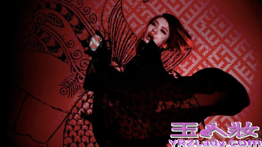 今日，戚薇远赴土耳其拍摄的影音写真书《爱.战》，抢先曝光主题曲《福尔马林》的30秒MV预告，《爱.战》写真书御用造型师viva老师，为戚薇特别定制升级版“战袍”，此番戚哥破茧化身“热血蝴蝶”。本次，戚薇首度挑战花样朋克的摇滚曲风，炙热如火焰的麦克好似武器一般，将“我不怕被弄脏，就怕太平常”的炙烈歌词发挥到淋漓尽致。