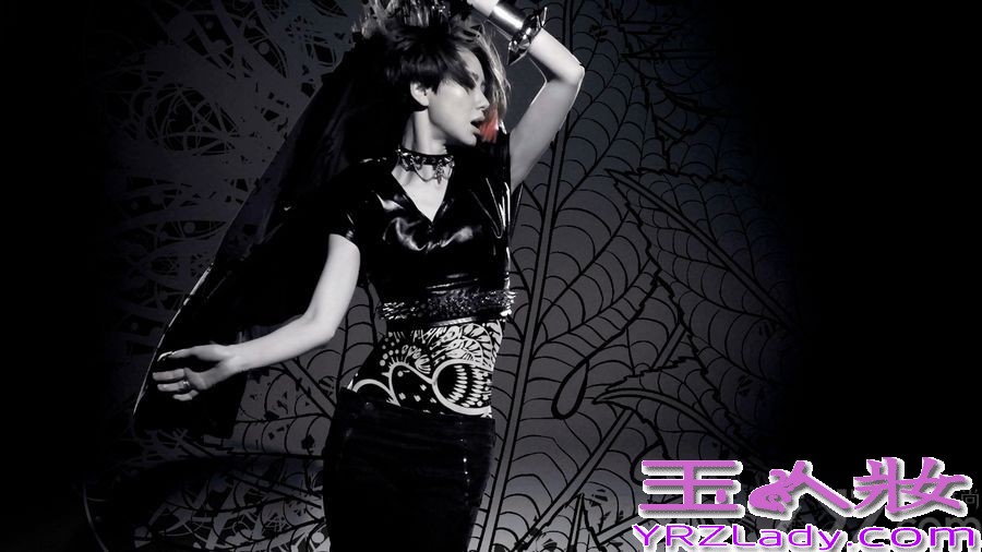 今日，戚薇远赴土耳其拍摄的影音写真书《爱.战》，抢先曝光主题曲《福尔马林》的30秒MV预告，《爱.战》写真书御用造型师viva老师，为戚薇特别定制升级版“战袍”，此番戚哥破茧化身“热血蝴蝶”。本次，戚薇首度挑战花样朋克的摇滚曲风，炙热如火焰的麦克好似武器一般，将“我不怕被弄脏，就怕太平常”的炙烈歌词发挥到淋漓尽致。