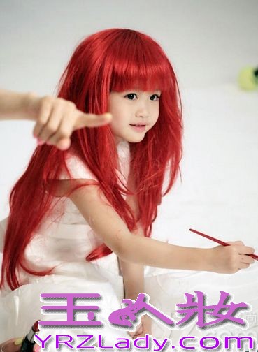 钟丽缇的小女儿考拉很招人喜爱，天生一副可爱萝莉的长相，遗传了妈妈的美貌与气质。近日，钟丽缇带女儿考拉（Cayla）一同为《时尚芭莎》杂志拍摄大片，小考拉带上火红长假发，宛如妈妈当年饰演过的“美人鱼”角色一般，鬼马精灵、很甜美梦幻。