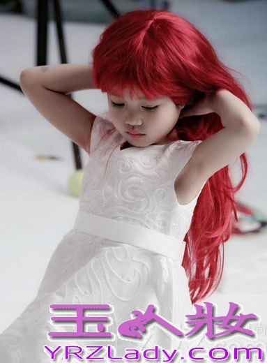 钟丽缇的小女儿考拉很招人喜爱，天生一副可爱萝莉的长相，遗传了妈妈的美貌与气质。近日，钟丽缇带女儿考拉（Cayla）一同为《时尚芭莎》杂志拍摄大片，小考拉带上火红长假发，宛如妈妈当年饰演过的“美人鱼”角色一般，鬼马精灵、很甜美梦幻。