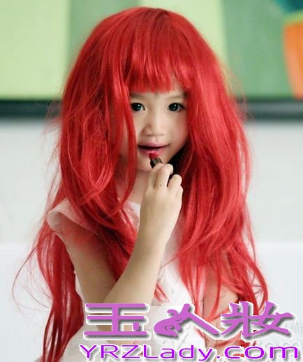 钟丽缇的小女儿考拉很招人喜爱，天生一副可爱萝莉的长相，遗传了妈妈的美貌与气质。近日，钟丽缇带女儿考拉（Cayla）一同为《时尚芭莎》杂志拍摄大片，小考拉带上火红长假发，宛如妈妈当年饰演过的“美人鱼”角色一般，鬼马精灵、很甜美梦幻。