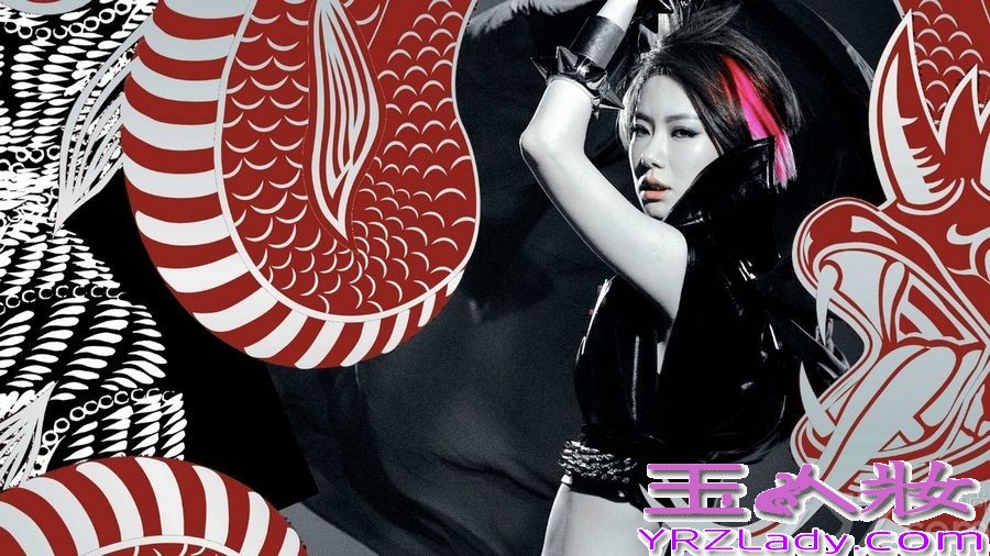 今日，戚薇远赴土耳其拍摄的影音写真书《爱.战》，抢先曝光主题曲《福尔马林》的30秒MV预告，《爱.战》写真书御用造型师viva老师，为戚薇特别定制升级版“战袍”，此番戚哥破茧化身“热血蝴蝶”。本次，戚薇首度挑战花样朋克的摇滚曲风，炙热如火焰的麦克好似武器一般，将“我不怕被弄脏，就怕太平常”的炙烈歌词发挥到淋漓尽致。