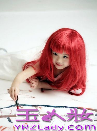 钟丽缇的小女儿考拉很招人喜爱，天生一副可爱萝莉的长相，遗传了妈妈的美貌与气质。近日，钟丽缇带女儿考拉（Cayla）一同为《时尚芭莎》杂志拍摄大片，小考拉带上火红长假发，宛如妈妈当年饰演过的“美人鱼”角色一般，鬼马精灵、很甜美梦幻。