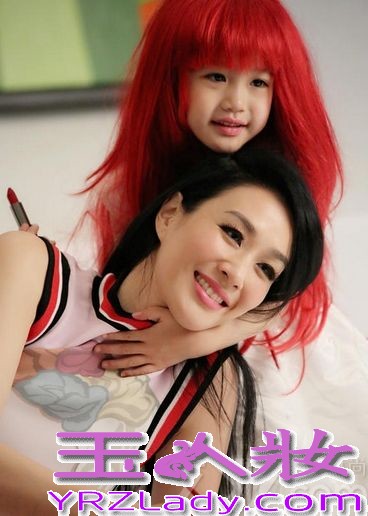 钟丽缇的小女儿考拉很招人喜爱，天生一副可爱萝莉的长相，遗传了妈妈的美貌与气质。近日，钟丽缇带女儿考拉（Cayla）一同为《时尚芭莎》杂志拍摄大片，小考拉带上火红长假发，宛如妈妈当年饰演过的“美人鱼”角色一般，鬼马精灵、很甜美梦幻。