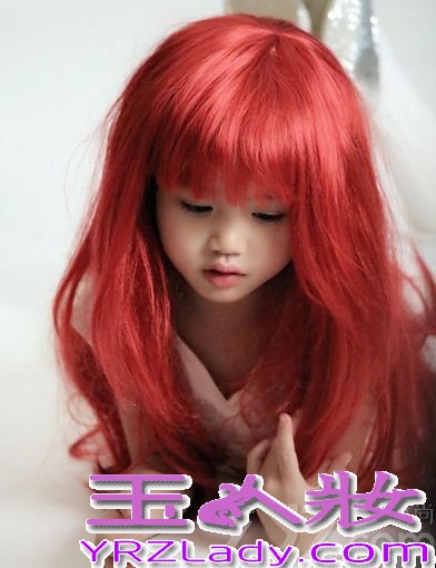 钟丽缇的小女儿考拉很招人喜爱，天生一副可爱萝莉的长相，遗传了妈妈的美貌与气质。近日，钟丽缇带女儿考拉（Cayla）一同为《时尚芭莎》杂志拍摄大片，小考拉带上火红长假发，宛如妈妈当年饰演过的“美人鱼”角色一般，鬼马精灵、很甜美梦幻。