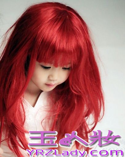 钟丽缇的小女儿考拉很招人喜爱，天生一副可爱萝莉的长相，遗传了妈妈的美貌与气质。近日，钟丽缇带女儿考拉（Cayla）一同为《时尚芭莎》杂志拍摄大片，小考拉带上火红长假发，宛如妈妈当年饰演过的“美人鱼”角色一般，鬼马精灵、很甜美梦幻。