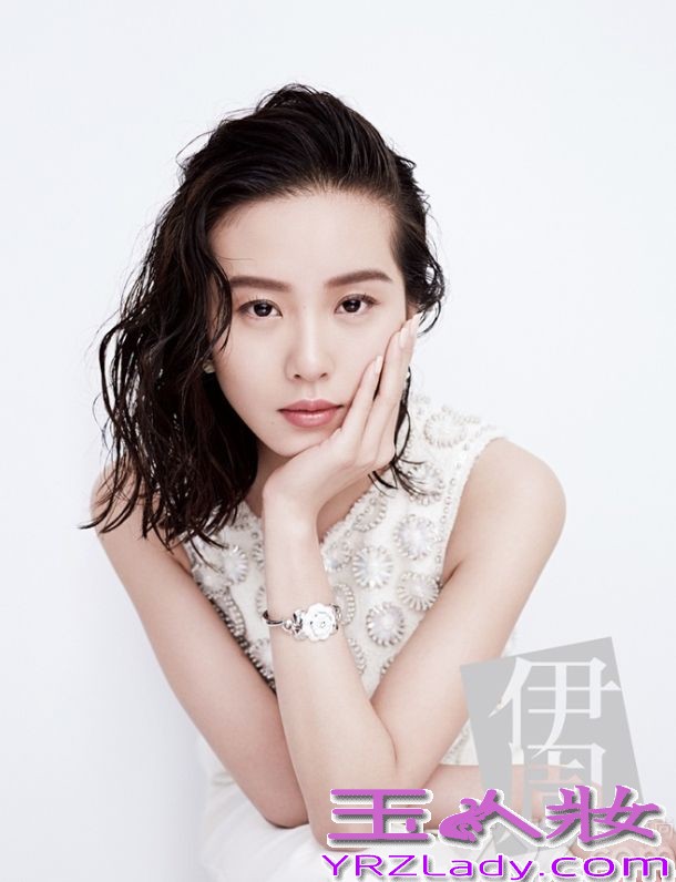 电视剧《步步惊情》中刘诗诗一人分饰两角，深受网友们的喜爱，近日为某时尚杂志拍摄了一组时尚大片，在这组写真中，刘诗诗穿着白裙纯美的样子，展示了清新女神的完美面貌，虽简洁却又不失优雅。