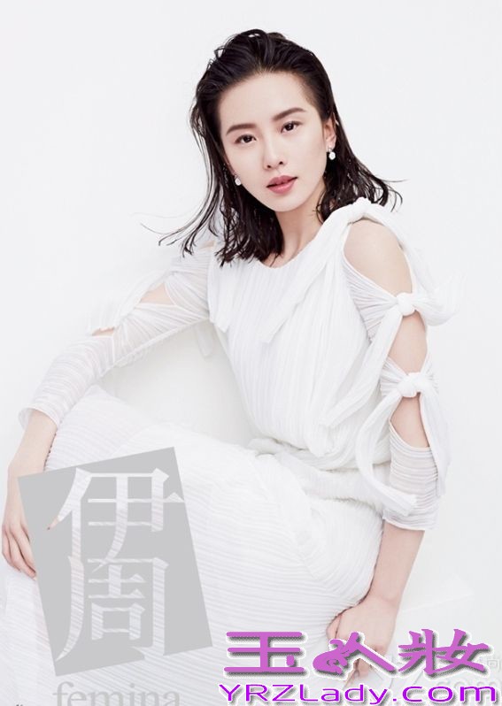 电视剧《步步惊情》中刘诗诗一人分饰两角，深受网友们的喜爱，近日为某时尚杂志拍摄了一组时尚大片，在这组写真中，刘诗诗穿着白裙纯美的样子，展示了清新女神的完美面貌，虽简洁却又不失优雅。