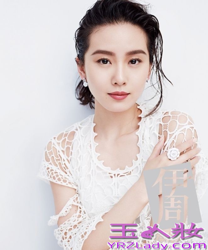 电视剧《步步惊情》中刘诗诗一人分饰两角，深受网友们的喜爱，近日为某时尚杂志拍摄了一组时尚大片，在这组写真中，刘诗诗穿着白裙纯美的样子，展示了清新女神的完美面貌，虽简洁却又不失优雅。