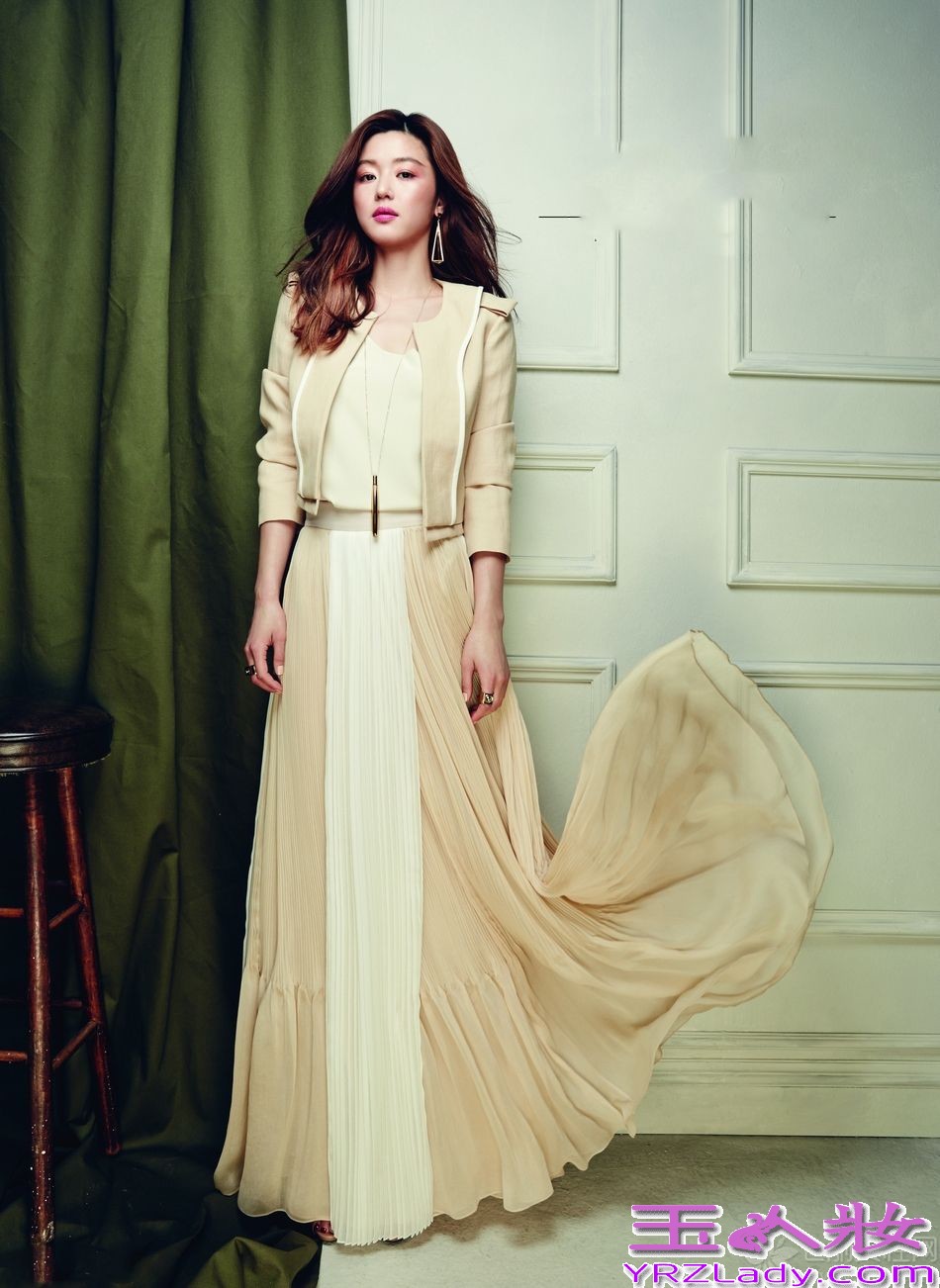 《来自星星的你》的热播，让全智贤华丽的回归，她说：她说：“这是一个魔法般的瞬间，从没想到我会有这样一段恋爱！”事业和爱情双丰收的她，实在令人羡慕，这次带来最新一组全智贤写真图片，让你看看女王风范！