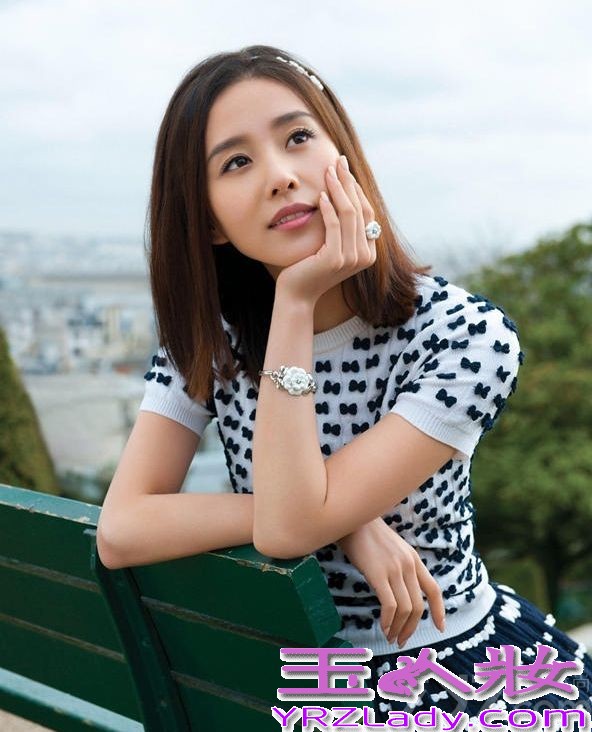 刘诗诗清新自然的面容是很多宅男心中的女神，近日，刘诗诗曝光一组写真大片，照片中，刘诗诗漫步巴黎街头，浅笑嫣然，尽展温润柔和的魅力。褪去华服，换上休闲的装扮，刘诗诗眉眼间都是暖意，清新淡雅，小鸟依人。