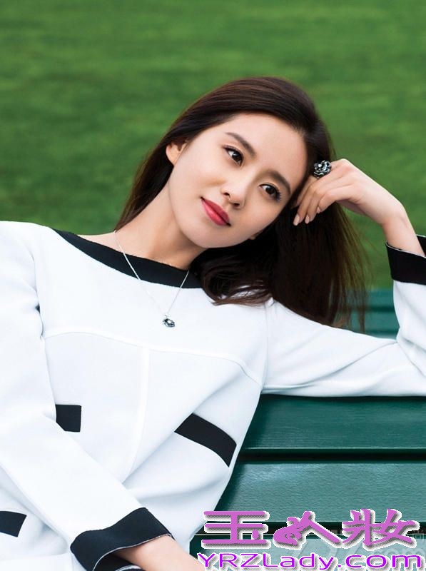 刘诗诗清新自然的面容是很多宅男心中的女神，近日，刘诗诗曝光一组写真大片，照片中，刘诗诗漫步巴黎街头，浅笑嫣然，尽展温润柔和的魅力。褪去华服，换上休闲的装扮，刘诗诗眉眼间都是暖意，清新淡雅，小鸟依人。