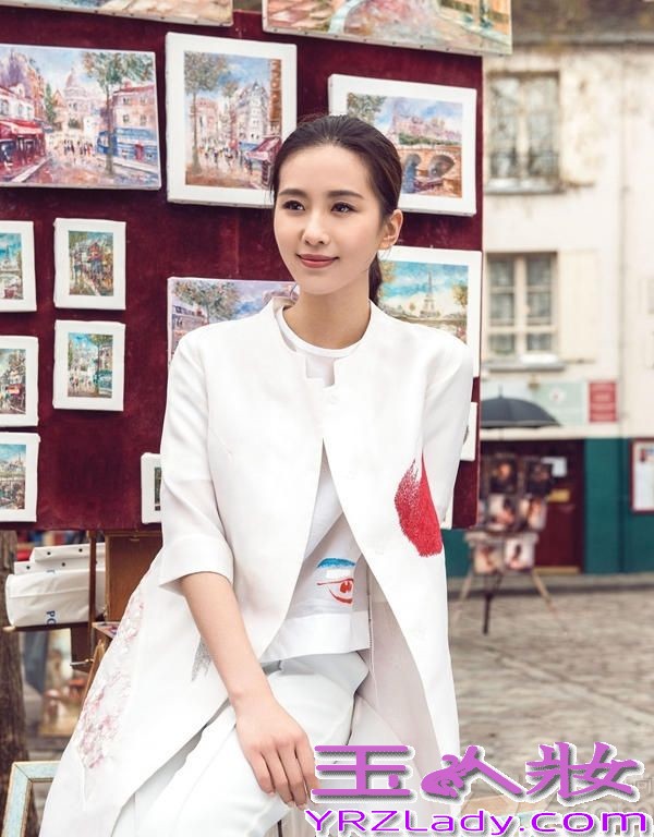 刘诗诗清新自然的面容是很多宅男心中的女神，近日，刘诗诗曝光一组写真大片，照片中，刘诗诗漫步巴黎街头，浅笑嫣然，尽展温润柔和的魅力。褪去华服，换上休闲的装扮，刘诗诗眉眼间都是暖意，清新淡雅，小鸟依人。