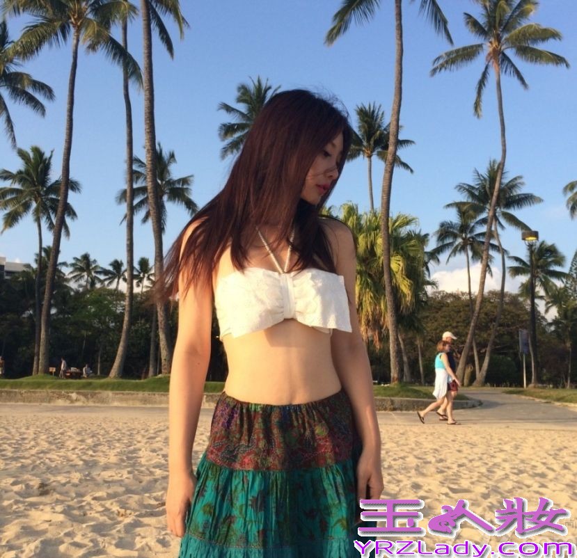 近日，柳岩现身某海边度假，身穿一席白色比基尼的柳岩将丰满美胸严严实实的遮挡起来，下身穿着具有民族风的半身长裙，秀出性感小蛮腰，性感美魅惑还是让众多宅男傻了眼。