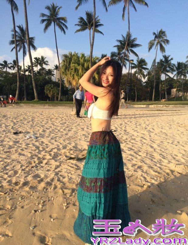 近日，柳岩现身某海边度假，身穿一席白色比基尼的柳岩将丰满美胸严严实实的遮挡起来，下身穿着具有民族风的半身长裙，秀出性感小蛮腰，性感美魅惑还是让众多宅男傻了眼。