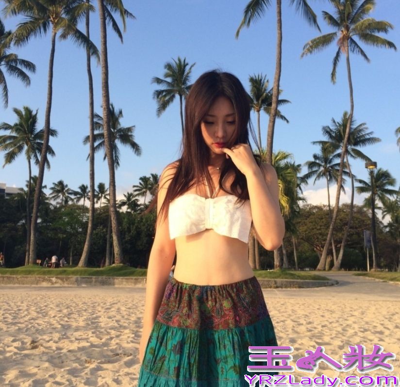 近日，柳岩现身某海边度假，身穿一席白色比基尼的柳岩将丰满美胸严严实实的遮挡起来，下身穿着具有民族风的半身长裙，秀出性感小蛮腰，性感美魅惑还是让众多宅男傻了眼。