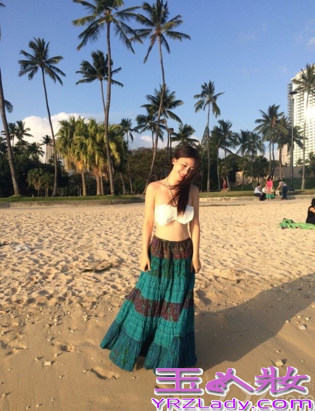 近日，柳岩现身某海边度假，身穿一席白色比基尼的柳岩将丰满美胸严严实实的遮挡起来，下身穿着具有民族风的半身长裙，秀出性感小蛮腰，性感美魅惑还是让众多宅男傻了眼。