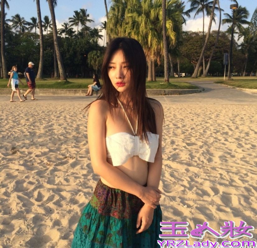 近日，柳岩现身某海边度假，身穿一席白色比基尼的柳岩将丰满美胸严严实实的遮挡起来，下身穿着具有民族风的半身长裙，秀出性感小蛮腰，性感美魅惑还是让众多宅男傻了眼。