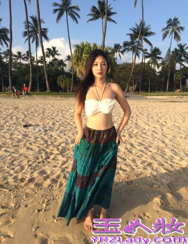 近日，柳岩现身某海边度假，身穿一席白色比基尼的柳岩将丰满美胸严严实实的遮挡起来，下身穿着具有民族风的半身长裙，秀出性感小蛮腰，性感美魅惑还是让众多宅男傻了眼。