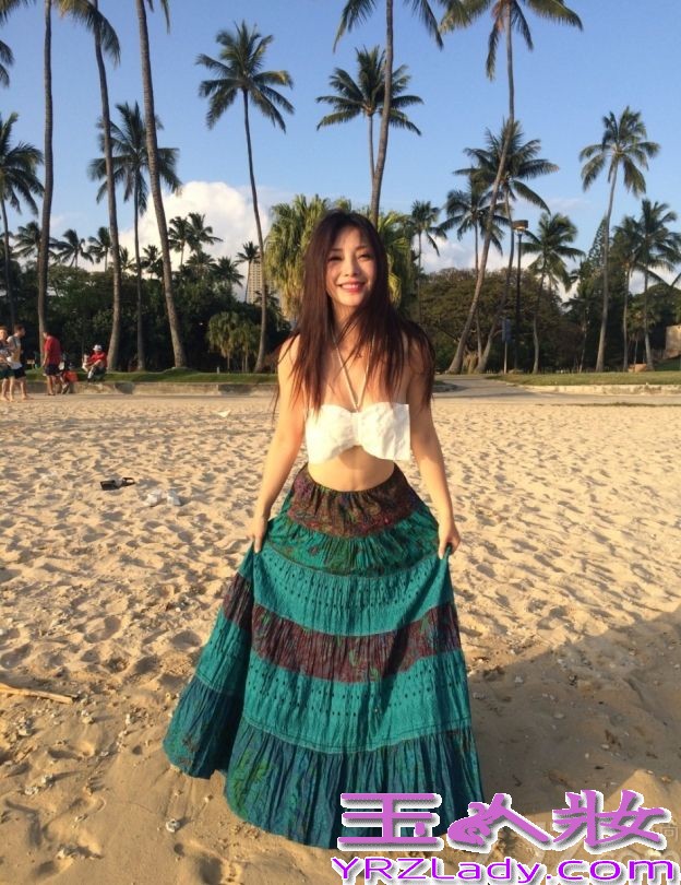 近日，柳岩现身某海边度假，身穿一席白色比基尼的柳岩将丰满美胸严严实实的遮挡起来，下身穿着具有民族风的半身长裙，秀出性感小蛮腰，性感美魅惑还是让众多宅男傻了眼。