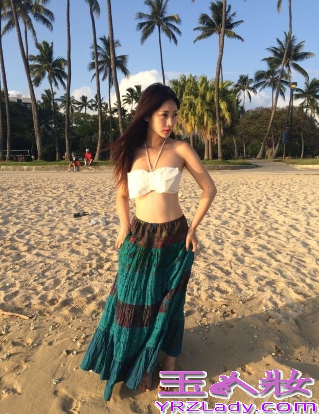 近日，柳岩现身某海边度假，身穿一席白色比基尼的柳岩将丰满美胸严严实实的遮挡起来，下身穿着具有民族风的半身长裙，秀出性感小蛮腰，性感美魅惑还是让众多宅男傻了眼。