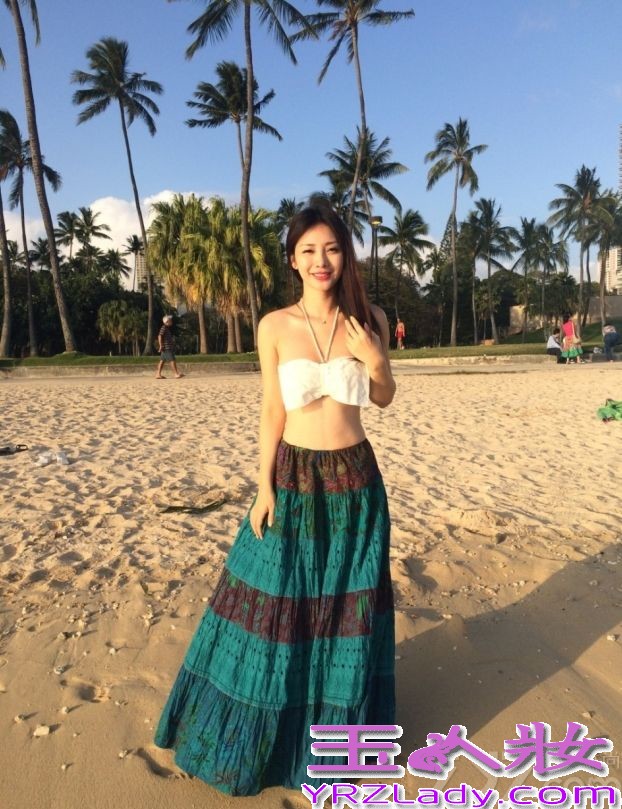 近日，柳岩现身某海边度假，身穿一席白色比基尼的柳岩将丰满美胸严严实实的遮挡起来，下身穿着具有民族风的半身长裙，秀出性感小蛮腰，性感美魅惑还是让众多宅男傻了眼。